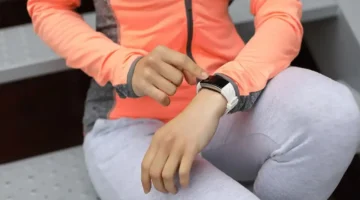 ساعة ذكية وتأثيرها النفسي: كيف يسبب التعلق بها الإحباط والحرج؟